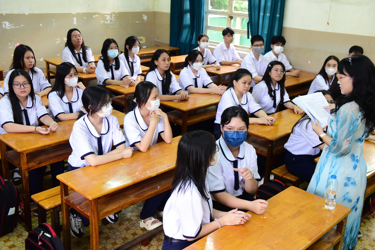 Học sinh Trường THPT Nguyễn Thượng Hiền, quận Tân Bình trong buổi sinh hoạt với giáo viên đầu năm học - Ảnh: DUYÊN PHAN