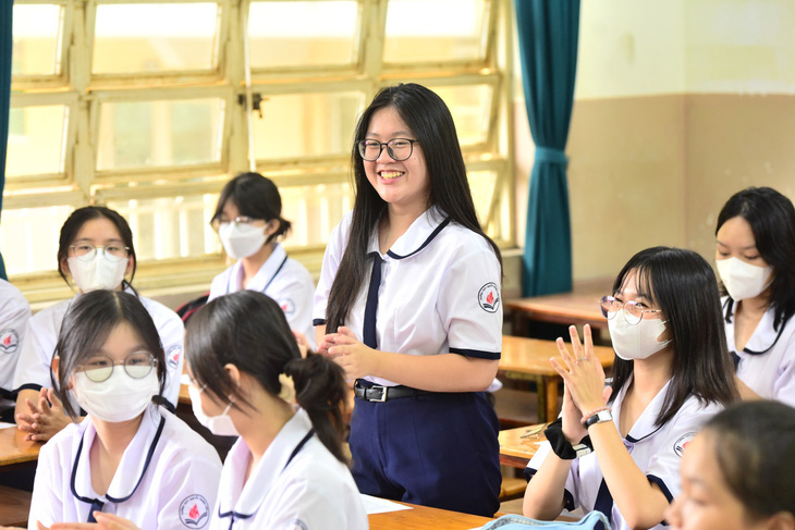 Học sinh lớp 10 Trường THPT Nguyễn Thượng Hiền, quận Tân Bình trong buổi nhận lớp sáng 28-8 - Ảnh: DUYÊN PHAN 