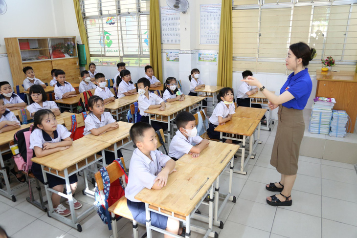 Giáo viên chủ nhiệm sinh hoạt với các em học sinh lớp 1 (năm học cũ) Trường tiểu học Cao Bá Quát (quận Phú Nhuận) trước khi bàn giao cho giáo viên lớp 2 - Ảnh: PHƯƠNG QUYÊN