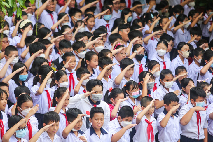 Học sinh Trường tiểu học Cao Bá Quát (quận Phú Nhuận) chào cờ trong ngày tựu trường - Ảnh: PHƯƠNG QUYÊN