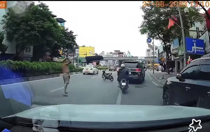 Hình ảnh người đàn ông phi dao cắm vào kính ô tô Land Cruiser trên phố Hà Nội - Ảnh cắt từ clip
