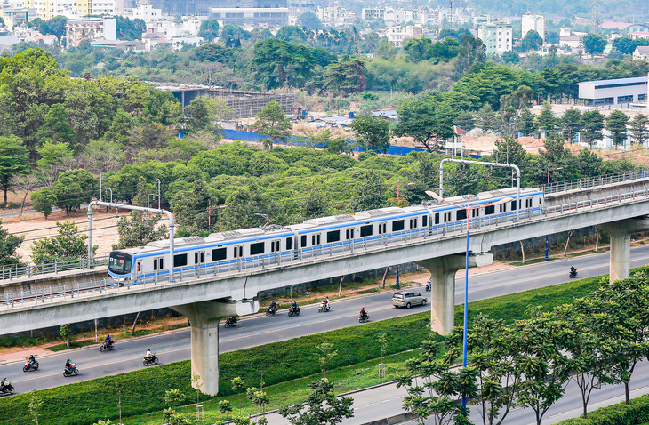 Tuyến metro số 1 chạy thử ở đoạn trên cao qua TP Thủ Đức - Ảnh: CHÂU TUẤN