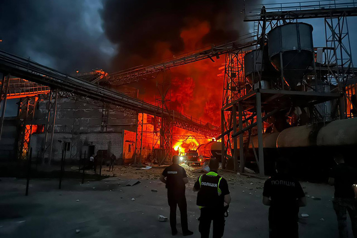 Nhà máy dầu thực vật ở vùng Poltava (Ukraine) bị tên lửa Nga đánh trúng rạng sáng 28-8 - Ảnh: AFP