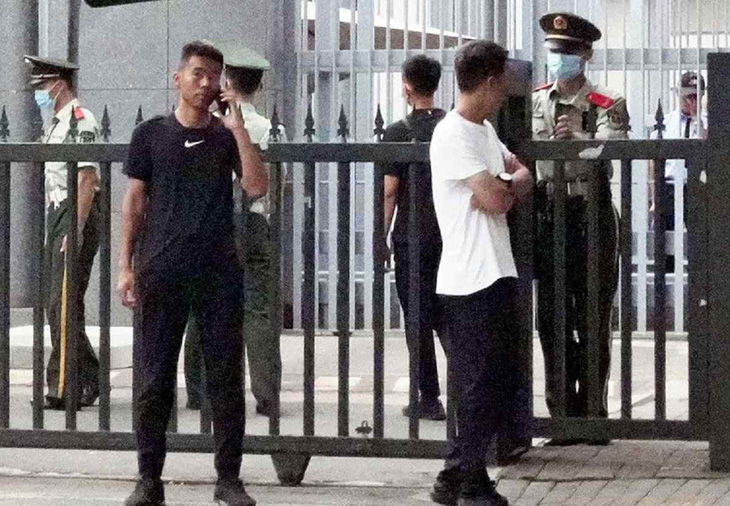 Cảnh sát đứng gác trước Đại sứ quán Nhật Bản tại Bắc Kinh hôm 27-8 - Ảnh: YOMIURI SHIMBUN