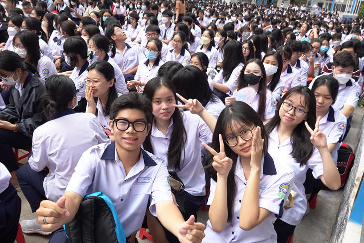 Học sinh Trường THPT Bùi Thị Xuân, quận 1 trong ngày tựu trường - Ảnh: NHƯ HÙNG