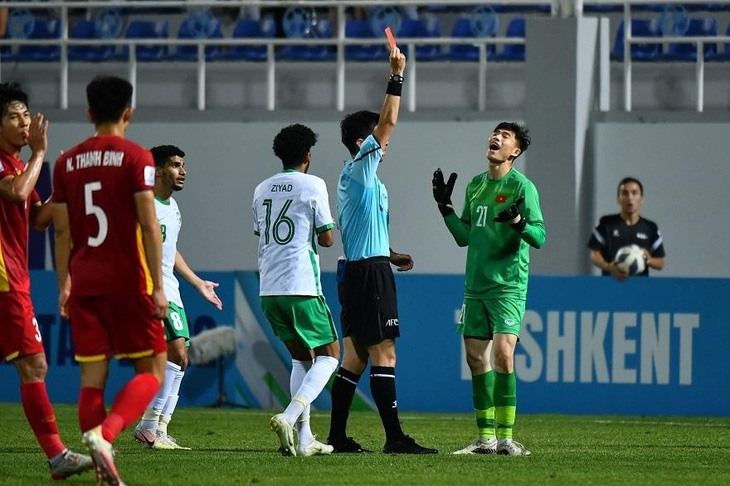 Quan Văn Chuẩn nhận thẻ đỏ ở tứ kết Giải U23 châu Á 2022 - Ảnh: AFC