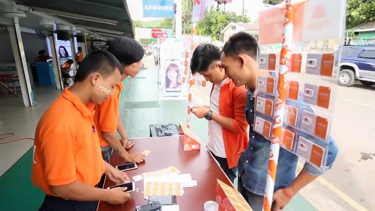 Nhân viên nhà mạng Mytel -  thương hiệu của Viettel tại Myanmar - giới thiệu dịch vụ đến khách hàng tại Myanmar  - Ảnh: T.HƯƠNG