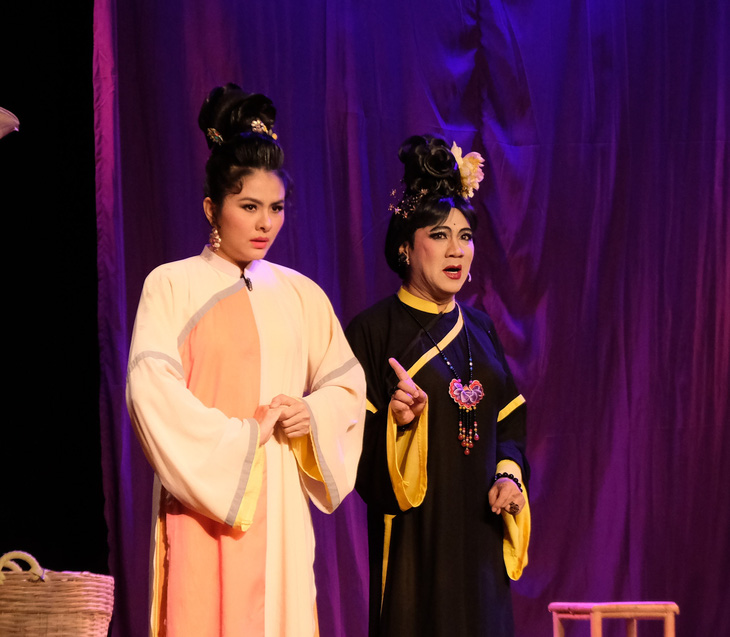 Khán giả cũng dự đoán Vân Trang (trái) vào vai Mỹ Tiên, còn Thành Lộc vai Lĩnh Nam. Hình ảnh hai nghệ sĩ trong vở Mưu bà Tú ở sân khấu kịch Idecaf trước đây