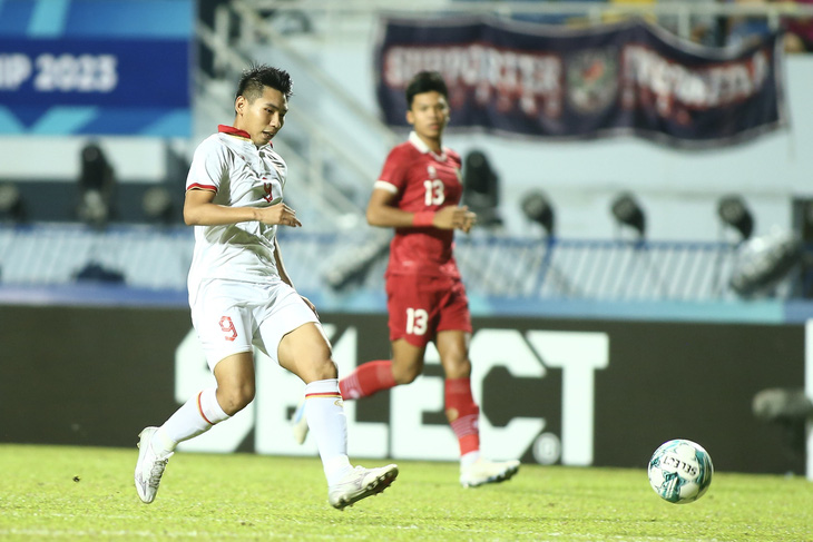 Đinh Xuân Tiến (áo trắng) là một trong 10 cầu thủ vừa vô địch U23 Đông Nam Á được HLV Troussier triệu tập - Ảnh: HOÀNG TÙNG