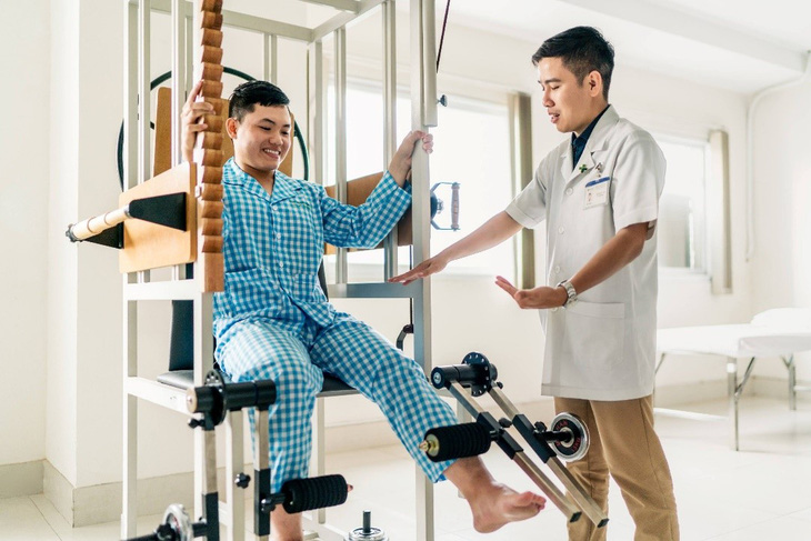 Người bệnh sau phẫu thuật cần tuân thủ chương trình tập luyện để phục hồi chức năng vận động