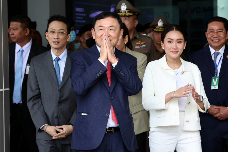 Cựu thủ tướng Thái Lan Thaksin được con gái - bà Paetongtarn Shinawatra - đón tại sân bay quốc tế Don Mueang hôm 22-8 khi ông trở về quê hương sau 15 năm sống lưu vong - Ảnh: REUTERS