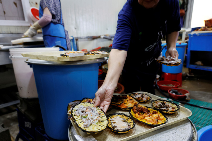 Các món hải sản chuẩn bị được đưa ra phục vụ thực khách tại một nhà hàng ở Hàn Quốc - Ảnh: REUTERS