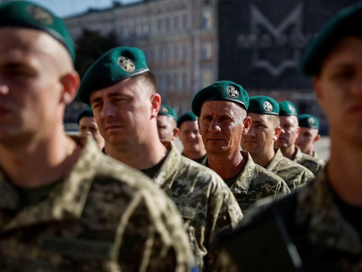 Quân nhân Ukraine dự lễ kỷ niệm Ngày Độc lập ở miền trung Kiev, Ukraine ngày 24-8 - Ảnh: REUTERS