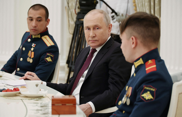 Tổng thống Nga Vladimir Putin (giữa) - Ảnh: REUTERS