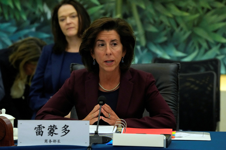 Bộ trưởng Thương mại Mỹ Gina Raimondo trong buổi làm việc tại Bộ Thương mại Trung Quốc ở thủ đô Bắc Kinh, ngày 28-8 - Ảnh: REUTERS