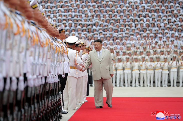 Nhà lãnh đạo Triều Tiên Kim Jong Un kêu gọi tăng cường lực lượng hải quân - Ảnh: KCNA