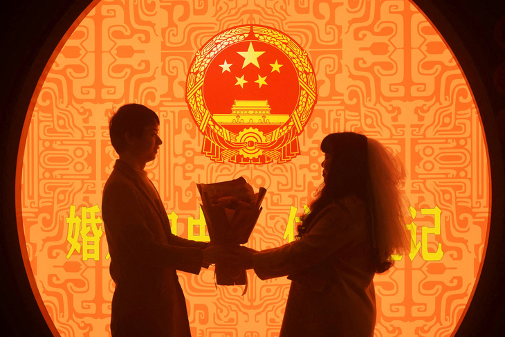A picture of a couple at the marriage registration office in Changzhou city in China's Zhejiang province - Photo: Reuters