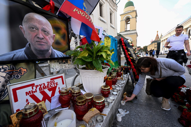 Một khu vực tưởng niệm tự phát ông trùm Wagner Prigozhin ở thủ đô Matxcơva, Nga, ngày 27-8 - Ảnh: AFP