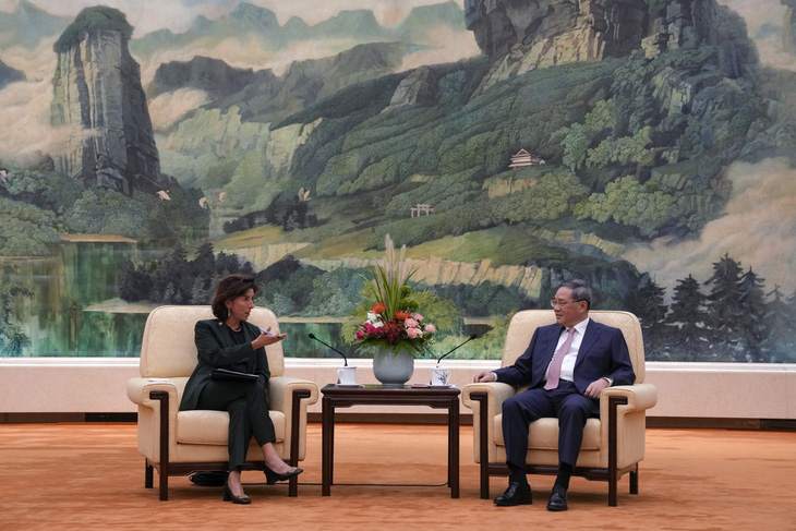 Thủ tướng Trung Quốc Lý Cường (phải) trong cuộc gặp ngày 29-8 với Bộ trưởng Thương mại Mỹ Gina Raimondo - Ảnh: AFP