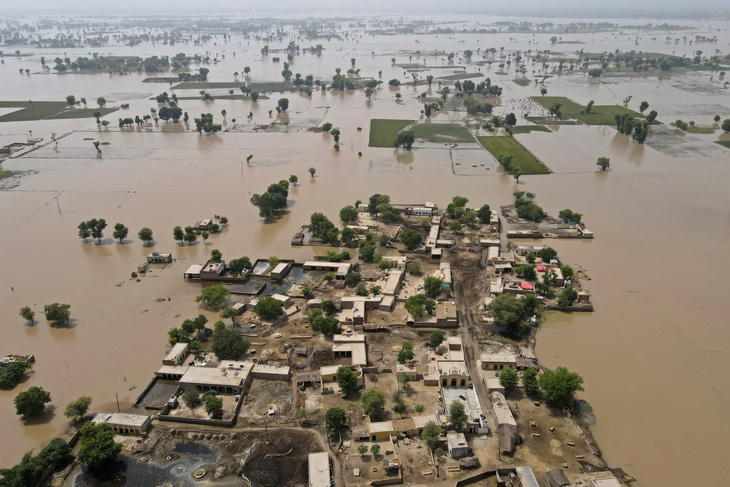 Có lẽ chưa có năm nào thời tiết khốc liệt và cực đoan như năm nay ở nhiều nơi trên thế giới và kéo dài lặp lại. Trong ảnh là tình trạng lũ lụt kinh hoàng ở huyện Okara, tỉnh Punjab, Ấn Độ vào ngày 28-8-2023 - Ảnh: AFP - Ảnh: AFP