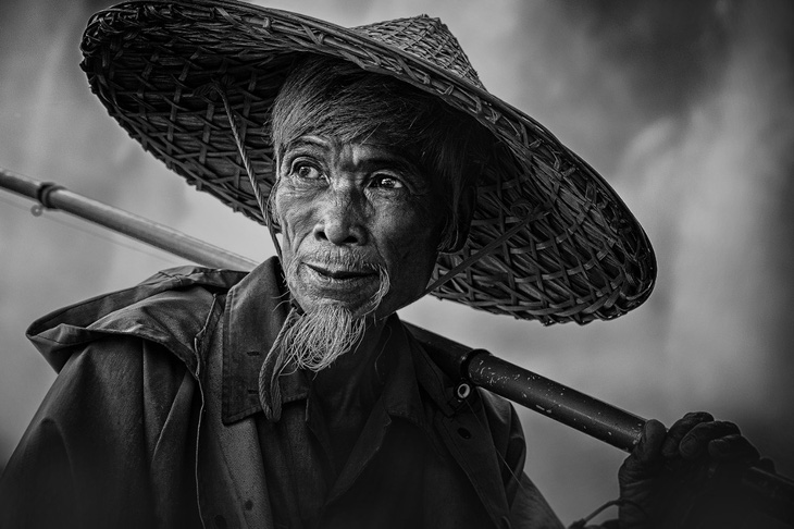 Hình ảnh lão nông khắc khổ trong lao động nhưng được nghệ sĩ nhiếp ảnh Nguyễn Vũ Hậu (Phú Thọ) bắt được khoảnh khắc ánh lên niềm lạc quan, yêu đời đoạt giải nhất thể loại trắng đen