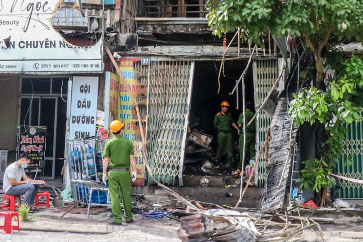 Hiện trường vụ cháy tại TP Bắc Ninh khiến nhiều vật dụng bằng nhựa, sắt bị nung nóng đến biến dạng - Ảnh: GIANG SƠN
