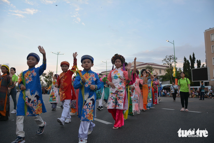 Các diễn viên nhí tham gia Lễ hội đường phố Bình Thuận