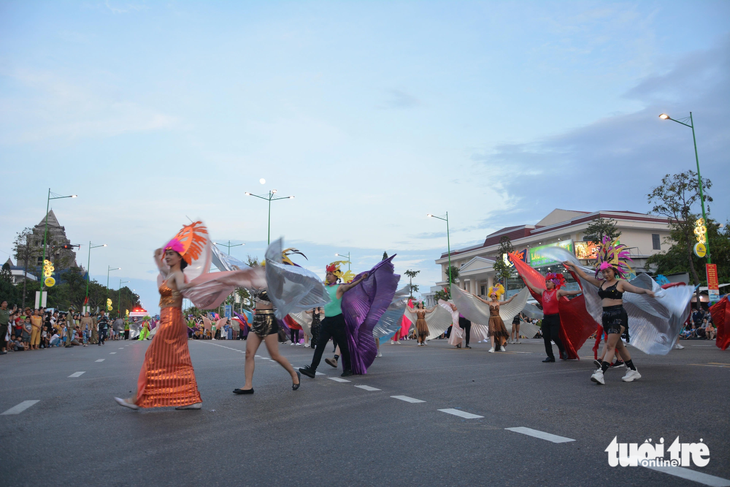 Caraval đường phố với chủ đề Sắc màu Bình Thuận