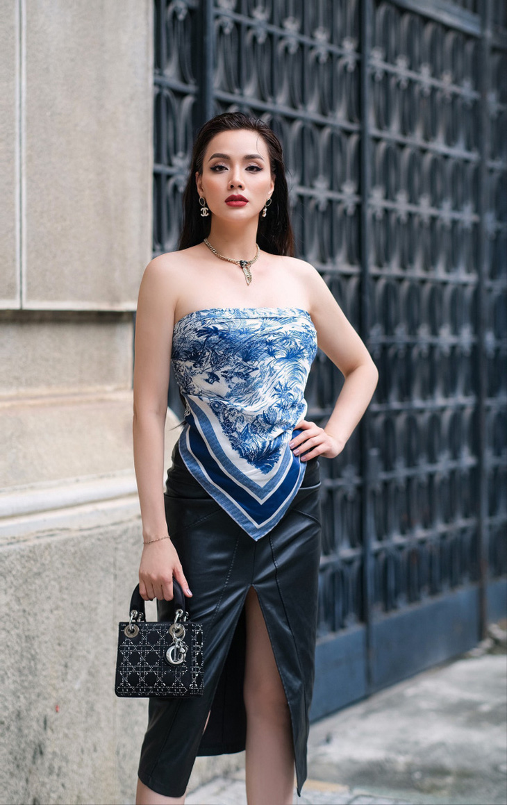 Trang Nhung dùng khăn quấn làm áo tạo diện mạo phá cách.