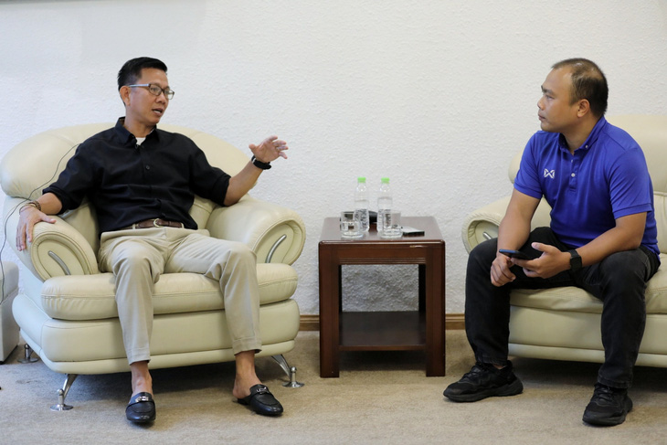 HLV Hoàng Anh Tuấn (trái) giao lưu chân tình với bạn đọc báo Tuổi Trẻ - Ảnh: DANH KHANG