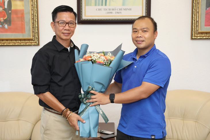 HLV Hoàng Anh Tuấn (trái) bắt đầu buổi giao lưu cùng Tuổi Trẻ Online - Ảnh: DANH KHANG