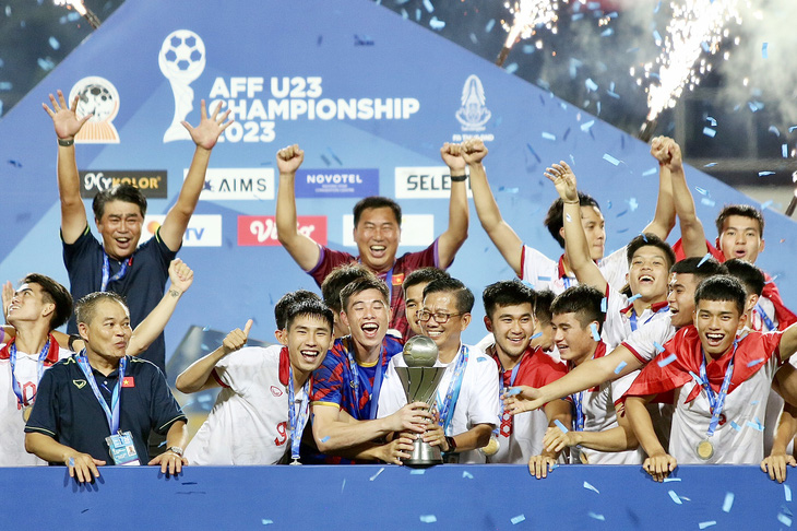 Biện pháp tâm lý của HLV Hoàng Anh Tuấn (giữa) góp phần giúp U23 Việt Nam đoạt chức vô địch - Ảnh: HOÀNG TÙNG