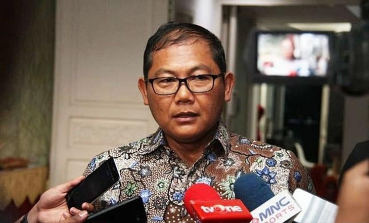 Ông Sumardji - trưởng đoàn bóng đá Indonesia - trả lời phỏng vấn - Ảnh: ANTARA NEWS