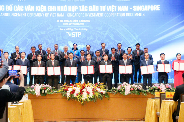 Hai thủ tướng và đại biểu hai nước chứng kiến lễ công bố các văn kiện ghi nhớ hợp tác đầu tư Việt Nam - Singapore ngày 29-8 tại Hà Nội - Ảnh: DUY LINH