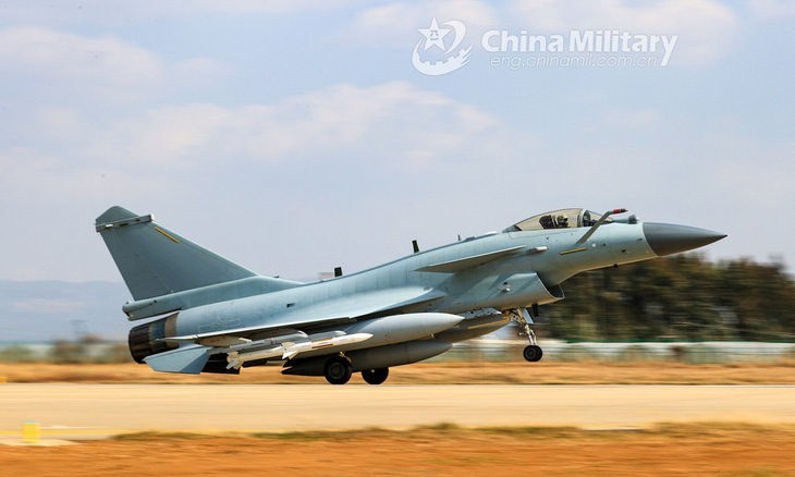 Tiêm kích J-10 của Trung Quốc đã vượt qua đường trung tuyến eo biển Đài Loan sáng 29-8 - Ảnh: QĐTQ