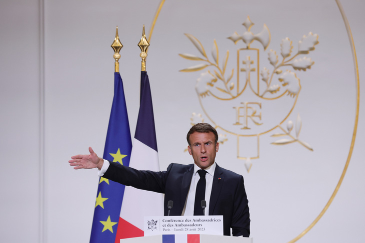 Ông Macron có bài phát biểu bao quát nhiều vấn đề trước các đại sứ Pháp tại Điện Élysée, Paris, ngày 28-8 - Ảnh: AFP