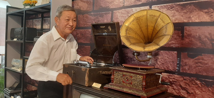 Máy hát dĩa một loại nhạc cụ xưa được trưng bày "Âm thanh xưa" - Ảnh: T. LŨY