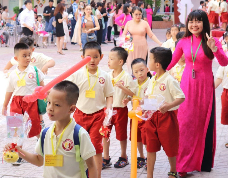 Học sinh Trường tiểu học Nguyễn Thái Học, quận 1 trong ngày tựu trường chuẩn bị cho năm học mới - Ảnh: nhà trường cung cấp 