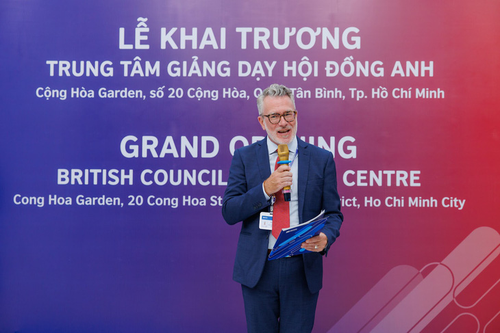 Ông Michael Little, giám đốc giảng dạy Hội đồng Anh Việt Nam, phát biểu tại buổi lễ khai trương trung tâm giảng dạy mới