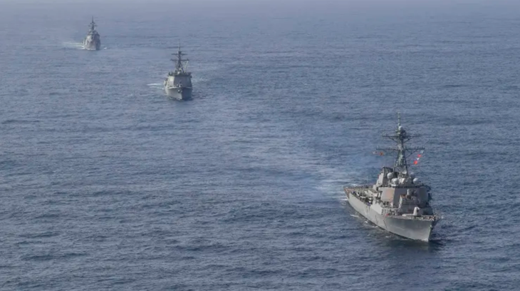 Các tàu của Mỹ, Hàn Quốc và Nhật Bản trong cuộc tập trận hải quân chung ở vùng biển quốc tế vào ngày 17-4-2023. Ba quốc gia này đang tìm cách thể hiện sự thống nhất trước mối đe dọa hạt nhân từ Triều Tiên - Ảnh: CNBC