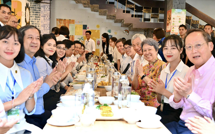 Thủ tướng Phạm Minh Chính và Thủ tướng Lý Hiển Long  ăn trưa với sinh viên