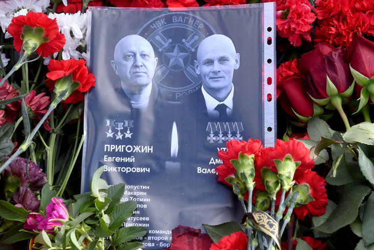 Chân dung trùm Wagner Yevgeny Prigozhin và Dmitry Utkin, một trong những lãnh đạo của Wagner, tại một điểm tưởng niệm tự phát ở thành phố St. Petersburg của Nga ngày 26-8 - Ảnh: AFP