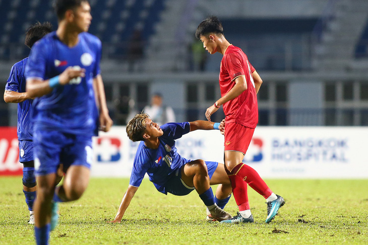 Văn Trường đã có va chạm với cầu thủ U23 Philippines - Ảnh: HOÀNG TÙNG