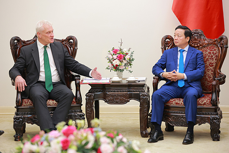 Quốc vụ khanh Bộ An ninh năng lượng và Trung hòa carbon của Vương quốc Anh, ông Graham Stuart, làm việc với Phó thủ tướng Trần Hồng Hà vào ngày 31-7 tại Hà Nội - Ảnh: ĐSQ Anh