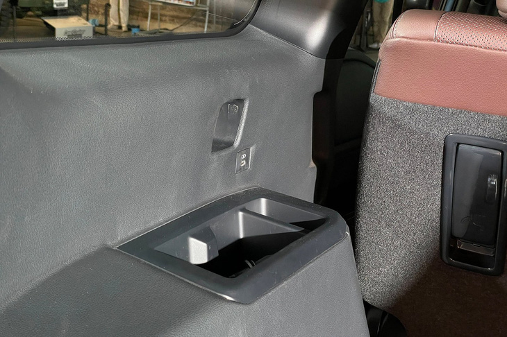 Khay đựng cốc tại khoang hành lý Prado 2024 - Ảnh: CarBuzz
