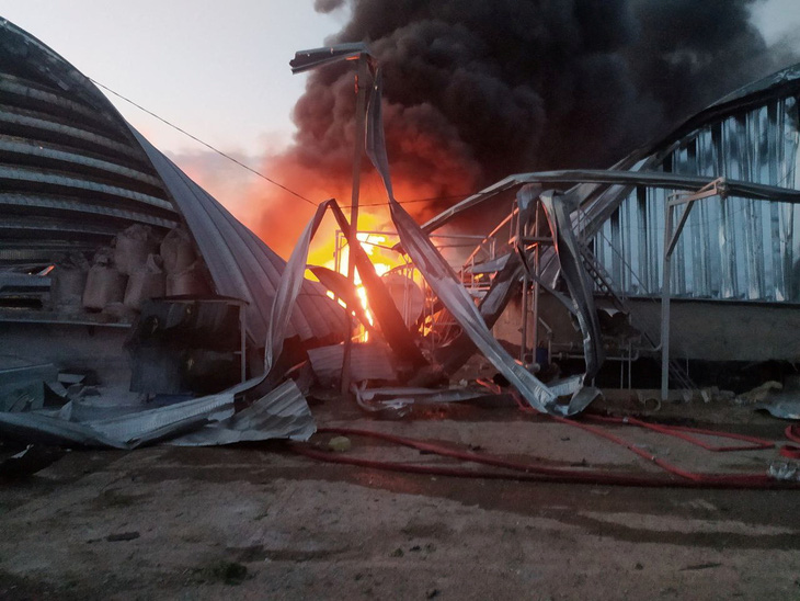 Một kho ngũ cốc bốc cháy do bị tấn công ở Odessa, Ukraine - Ảnh: REUTERS