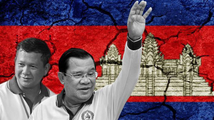 Ông Hun Sen (bên phải) sẽ chuyển giao quyền lực cho con trai Hun Manet trong tháng 8-2023 - Ảnh: REUTERS