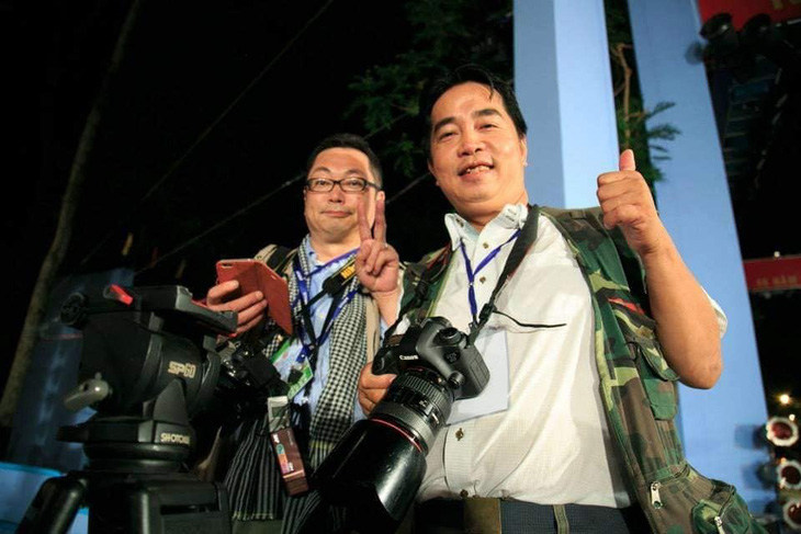 Nhiếp ảnh gia Murayama Yasufumi (trái) rất yêu quý đất nước, con người Việt Nam - Ảnh: NVCC