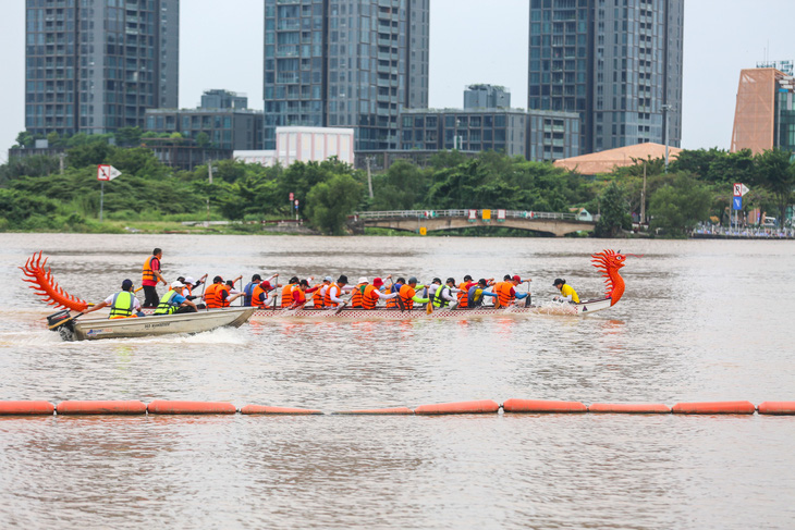 Các đội đua ghe tập luyện trên sông Sài Gòn chiều 3-8 - Ảnh: PHƯƠNG QUYÊN