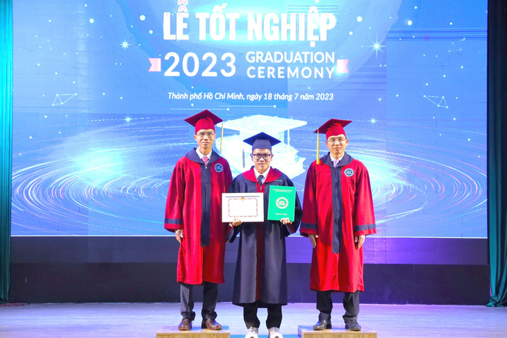 Lê Thanh Hải tại lễ tốt nghiệp - Ảnh: NVCC